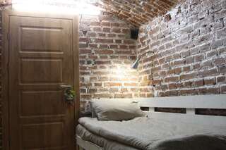 Хостелы Etno Hostel Львов Трехместный номер с основными удобствами и общей ванной комнатой-2