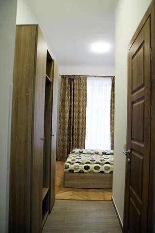 Хостелы Etno Hostel Львов Двухместный номер с 2 отдельными кроватями и ванной комнатой-1