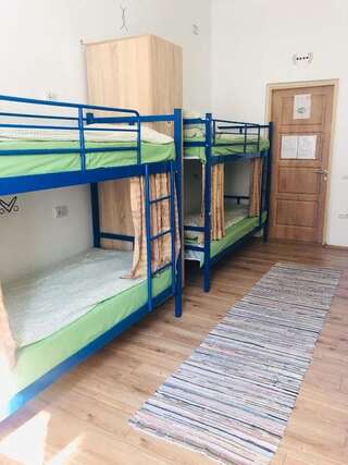 Хостелы Etno Hostel Львов Кровать в общем 8-местном номере для мужчин и женщин-8